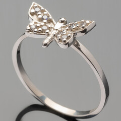 Серебряное кольцо 925 пробы с фианитами арт. 369к