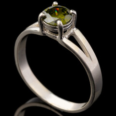 Серебряное кольцо 925 пробы с фианитами арт. 533к