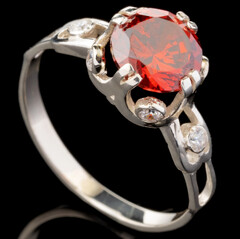 Серебряное кольцо 925 пробы с фианитами арт. 645к