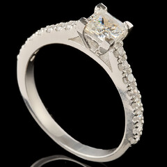 Серебряное кольцо с фианитами арт. 1000к